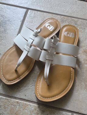 Gianni Bini White Leather Thong Slide Sandals